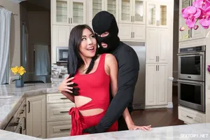 Người vợ không mặc đồ lót đã gọi điện cho chồng để báo cáo vị trí của mình ngay sau khi cô ấy hoàn thành