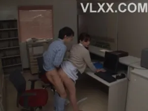 Anh sếp đang gọi điện với vợ yêu mà cô nhân viên cứ gạ tình