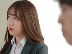 Anh trai thường xuyên đi làm về khuya, thằng em ở nhà gạ đụ bạn gái của anh trai cô đơn