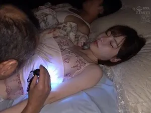 Bỏ thuốc kích dục vô nước, thanh niên địt người tình cũ cả đêm trong khách sạn