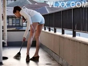 Bố Chồng yêu phát hiện vợ sắp cưới của con trai ngoan hiền lại thường xuyên thẩm du khi làm việc nhà