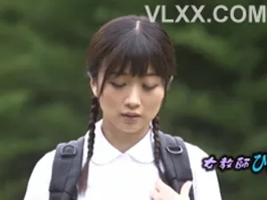 Cô gái 19 tuổi có hai bím tóc Jessie Saint bị một con cặc lớn đụ mạnh vào chân